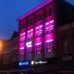 Lichtreclame op een winkelpand